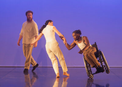 Danseurs sur scène, performance inclusive en fauteuil roulant