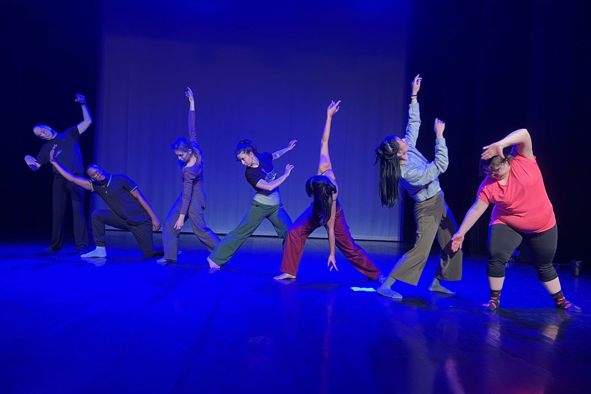 Danseurs contemporains sur scène éclairée en bleu