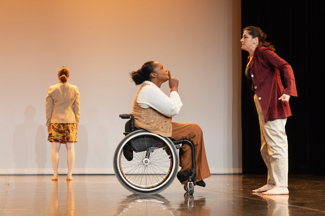 LPH4001066 Performance théâtrale avec personne en fauteuil roulant.