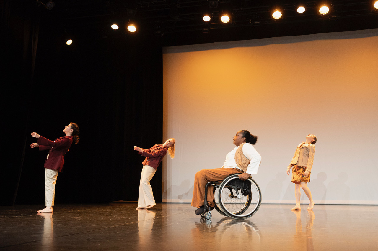 Danseurs sur scène, inclusivité et diversité en mouvement.