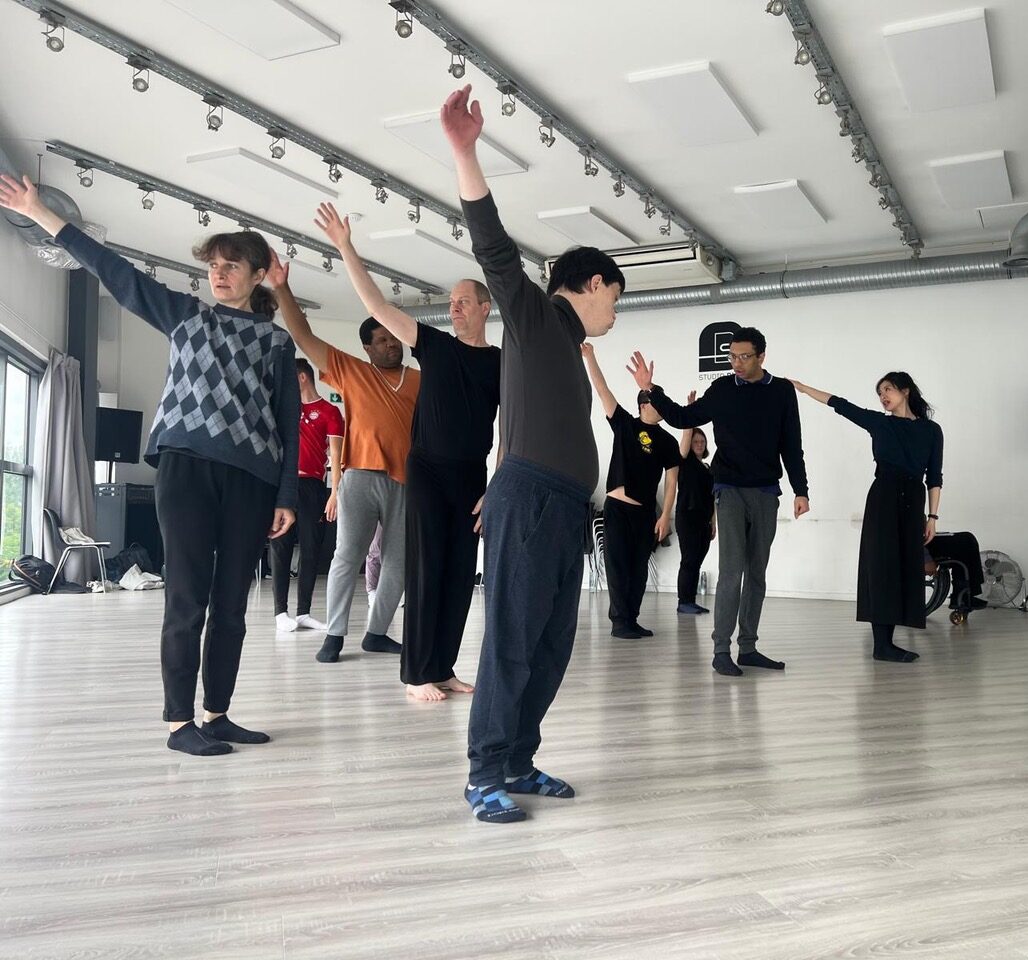 Groupe de personnes dans un studio de danse.