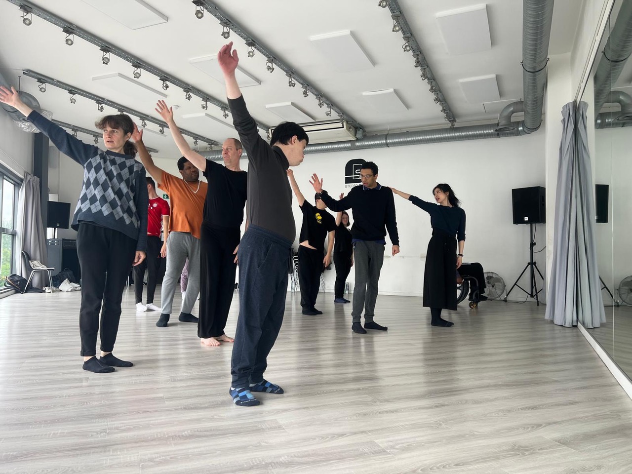 Groupe de personnes dans un studio de danse.