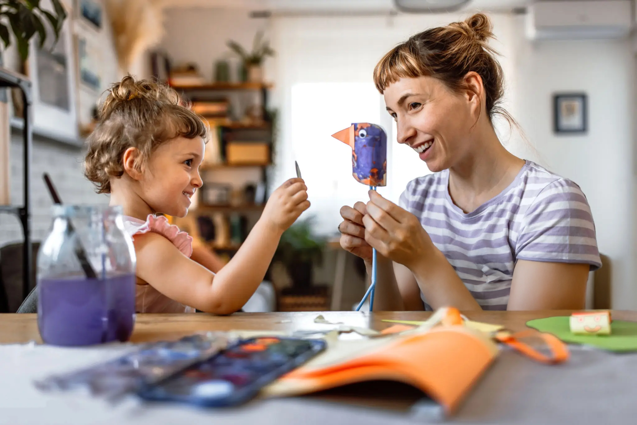 Mère et enfant faisant des bricolages ensemble.