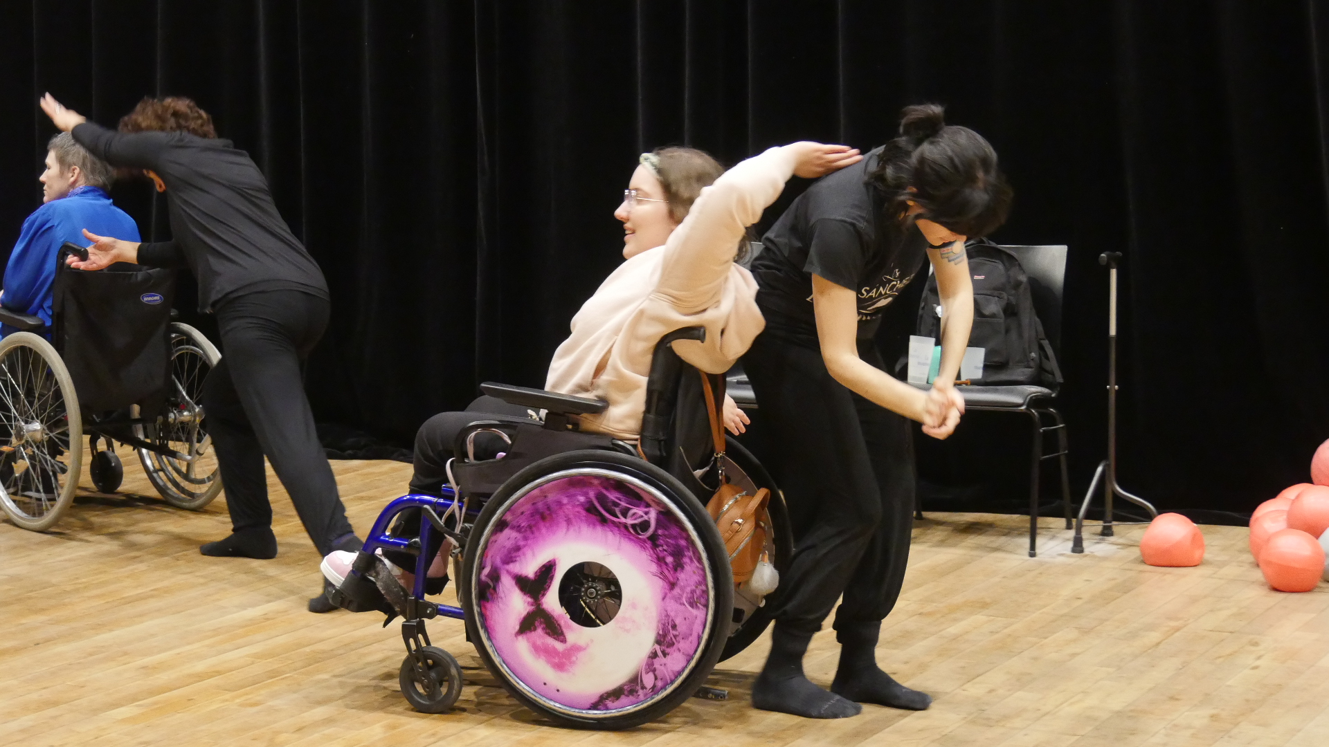 Personnes en fauteuil roulant dansant ensemble.