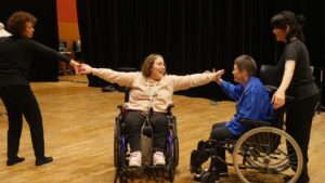 Danse inclusive en fauteuil roulant avec assistance.