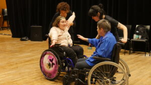 Atelier de danse inclusif en fauteuil roulant.